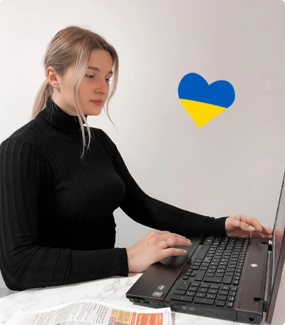 Учень за ноутбуком на онлайн-уроці