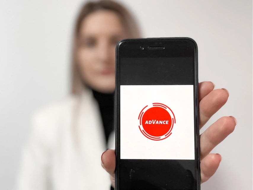 Логотип Advance на екрані смартфона