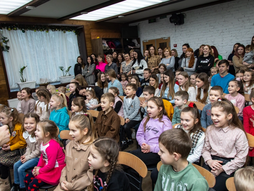 Учні школи на заході